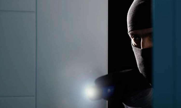 ಸ್ತ್ರೀಯರ ವೇಷದಲ್ಲಿ ಫೈನಾನ್ಸ್‌ನಲ್ಲಿ ಕಳವಿಗೆ ಯತ್ನ: ಸೈರನ್‌ ಶಬ್ದ ಕೇಳಿ ಆರೋಪಿಗಳು ಪರಾರಿ  