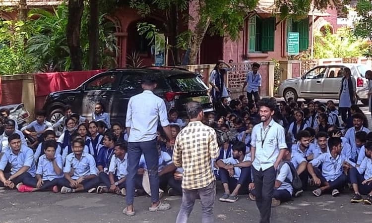 ಮಂಗಳೂರು ವಿವಿಯಲ್ಲಿ ಮತ್ತೆ ಹಿಜಾಬ್‌ ವಿವಾದ: ವಿದ್ಯಾರ್ಥಿಗಳಿಂದ ಪ್ರತಿಭಟನೆ