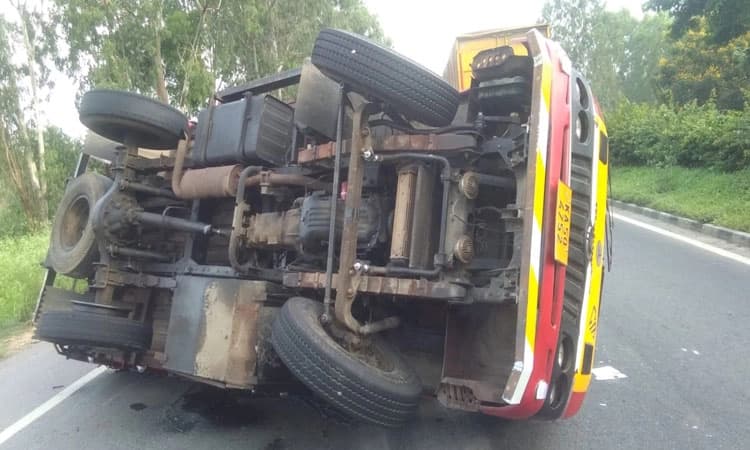 ಪಡಿತರ ತುಂಬಿಕೊಂಡು ಹೋಗುತ್ತಿದ್ದ ಕ್ಯಾಂಟರ್ ಲಾರಿ ಟೈರ್ ಸ್ಪೋಟಗೊಂಡು ಪಲ್ಟಿ