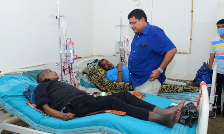 ಡಯಾಲಿಸಿಸ್‌ ಕೇಂದ್ರಕ್ಕೆ ಎಂಎಲ್ಸಿ ದಿಢೀರ್‌ ಭೇಟಿ