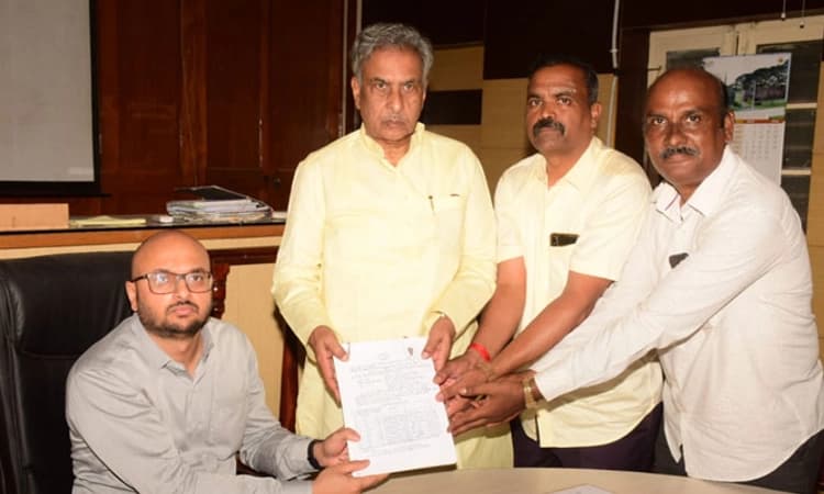 ಪಶ್ಚಿಮ ಶಿಕ್ಷಕರ ಕ್ಷೇತ್ರದ ಬಿಜೆಪಿ ಅಭ್ಯರ್ಥಿಯಾಗಿ ನಾಮಪತ್ರ ಸಲ್ಲಿಸಿದ ಬಸವರಾಜ ಹೊರಟ್ಟಿ