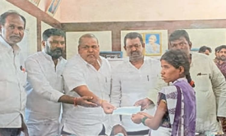 ಮಳೆ ಹಾನಿಗೆ ಸರ್ಕಾರದಿಂದ ಪರಿಹಾರ ವಿತರಣೆ