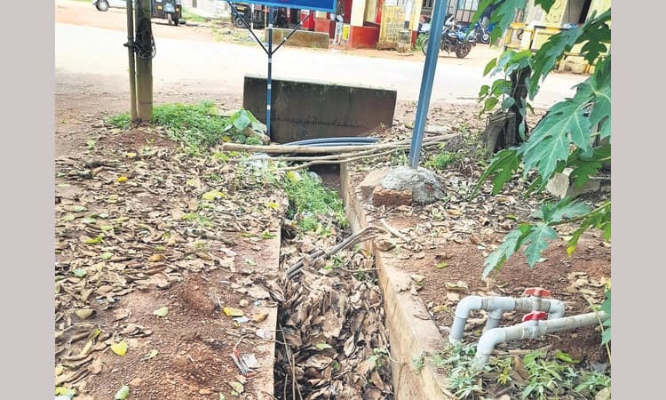 ಚರಂಡಿ ಹೂಳು ತೆಗೆಯದೆ ಮೋರಿಗಳು ಬ್ಲಾಕ್‌