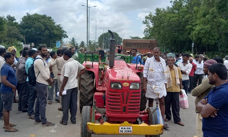ರಾಗಿ ಖರೀದಿ ಟೋಕನ್ ನೀಡುವಲ್ಲಿ ತಾರತಮ್ಯ : ಆಕ್ರೋಶಿತ ರೈತರಿಂದ ಹೆದ್ದಾರಿ ತಡೆ