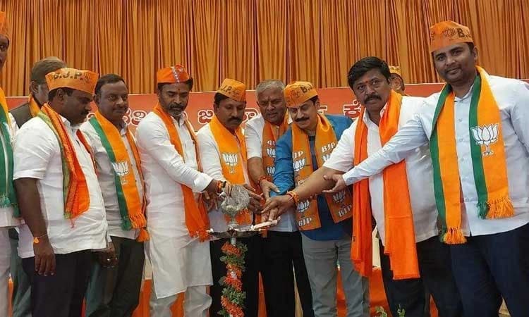 ವೈಮನಸ್ಸು ಮರೆತು ಪಕ್ಷಕ್ಕಾಗಿ ಶ್ರಮಿಸಿ