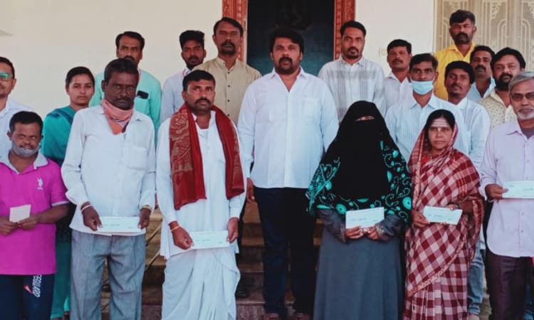 ಕೊರೊನಾದಿಂದ ಮೃತಪಟ್ಟ ಕುಟುಂಬಗಳಿಗೆ ಚೆಕ್‌ ವಿತರಣೆ