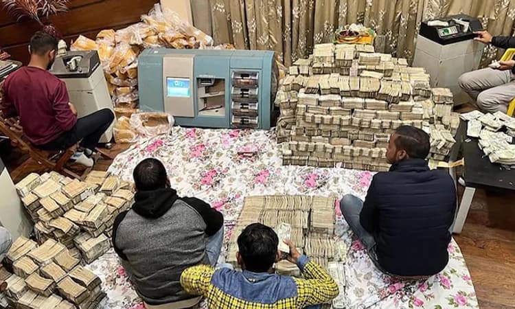 IT ದಾಳಿ: 36 ಗಂಟೆಗಳಿಂದ 5 ಯಂತ್ರಗಳ ಮೂಲಕ ಎಣಿಸಿದರೂ ಮುಗಿಯದ ನೋಟುಗಳು!