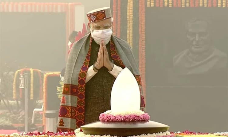 ಅಟಲ್ ಬಿಹಾರಿ ವಾಜಪೇಯಿ ಜನ್ಮದಿನ: ಪ್ರಧಾನಿ ಮೋದಿ ಅವರಿಂದ ಪುಷ್ಪಾಂಜಲಿ