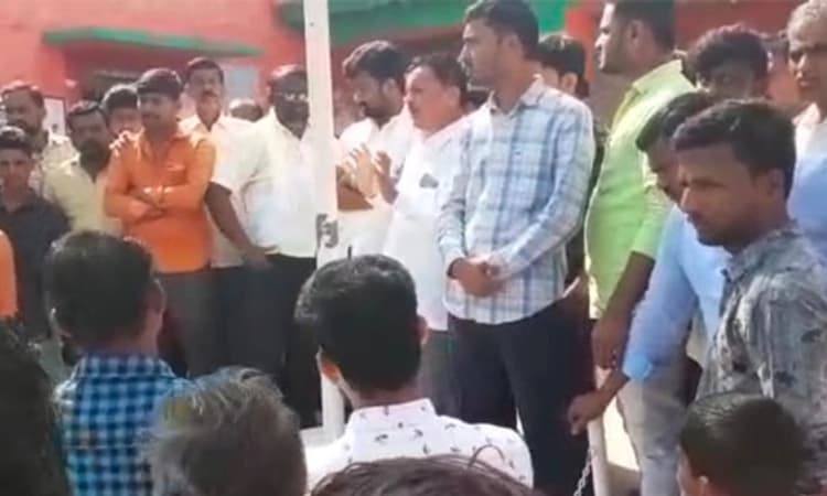 ತಾವರಗೇರಾ: ಮತ ಯಂತ್ರಗಳ ಸಂಖ್ಯೆ ಬದಲಾಗಿವೆ ಎಂದು ಪ್ರತಿಭಟನೆ