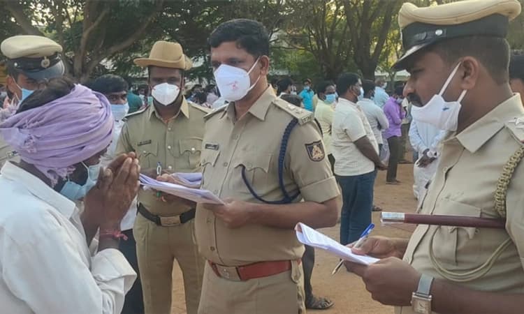 ರೌಡಿಶೀಟರ್ ಗಳ ಪರೇಡ್; ಖಡಕ್ ಎಚ್ಚರಿಕೆ ಕೊಟ್ಟ ಕೊಪ್ಪಳ ಎಸ್ಪಿ!