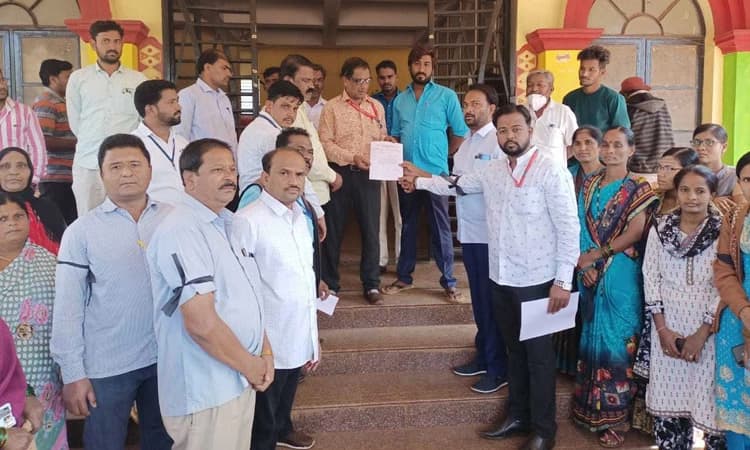 ಪಾಲಿಕೆ ಆಯುಕ್ತರು-ಸಿಬ್ಬಂದಿ ಮೇಲೆ ಹಲ್ಲೆ ಖಂಡಿಸಿ ನಿರಶನ