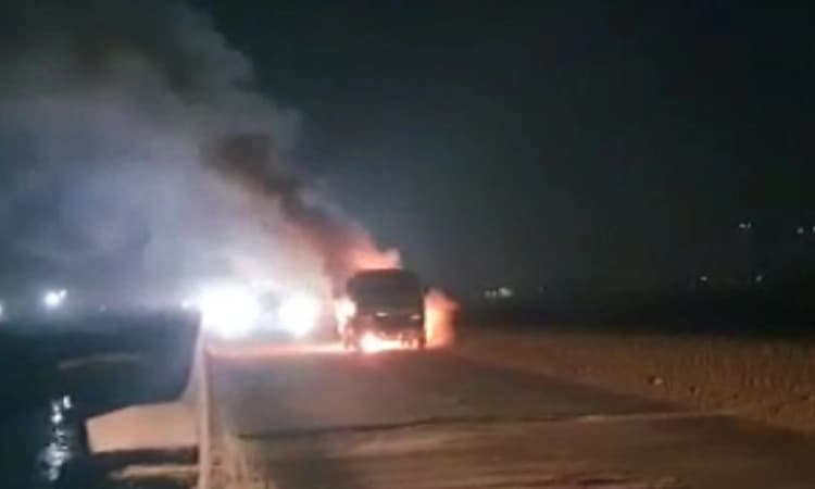 ಬ್ಯಾಟರಿ ಶಾರ್ಟ್ ಸರ್ಕ್ಯೂಟ್: ಕೃಷ್ಣಾ ಸೇತುವೆ ಮೇಲೆ ಹೊತ್ತಿ ಉರಿದ ಮಿನಿ ಟ್ಯಾಂಕರ್