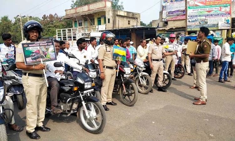 ಸಂಚಾರ ನಿಯಮ ಪಾಲಿಸಿ ಜೀವ ಉಳಿಸಿಕೊಳ್ಳಿ