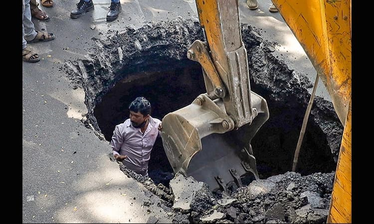 ಜೆಸಿ ರಸ್ತೆಯಲ್ಲೊಂದು ಗುಂಡಿ ರಹಸ್ಯ..!