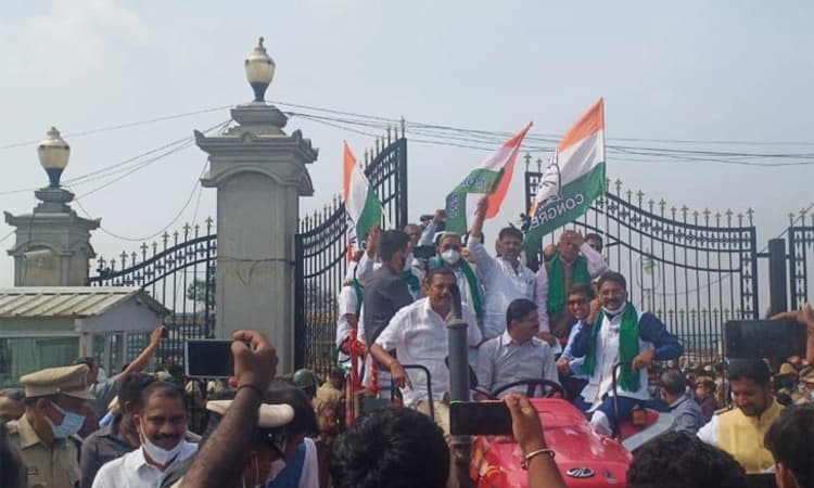 ಸುವರ್ಣ ವಿಧಾನಸೌಧದೆದುರು ಹೈಡ್ರಾಮಾ : ಕೈ ನಾಯಕರಿಂದ ಮುತ್ತಿಗೆ ಯತ್ನ