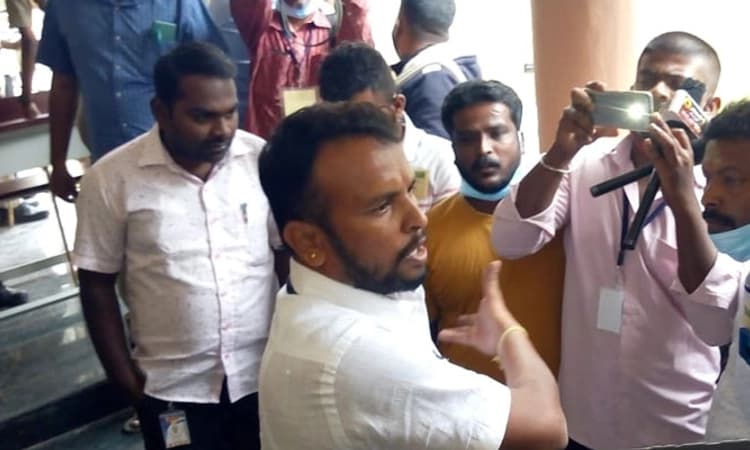 ಮಂಡ್ಯ: ಚುನಾವಣಾ ಸಿಬ್ಬಂದಿ ಹಾಗೂ ಏಜೆಂಟ್ ಗಳ ನಡುವೆ ಮಾತಿನ ಚಕಮಕಿ!