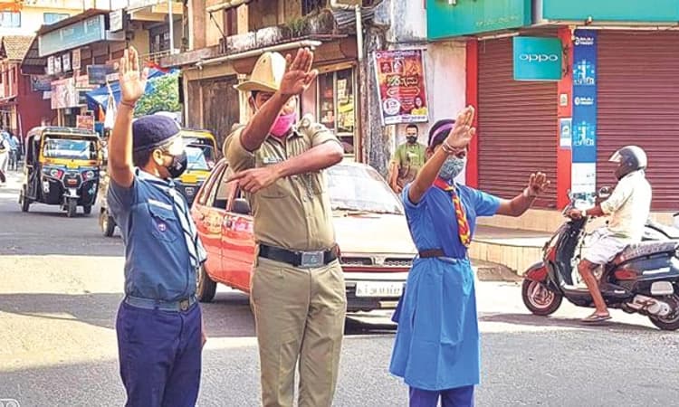ಟ್ರಾಫಿಕ್‌ ಪೊಲೀಸ್‌ ಆದ ಶಾಲಾ ವಿದ್ಯಾರ್ಥಿಗಳು!
