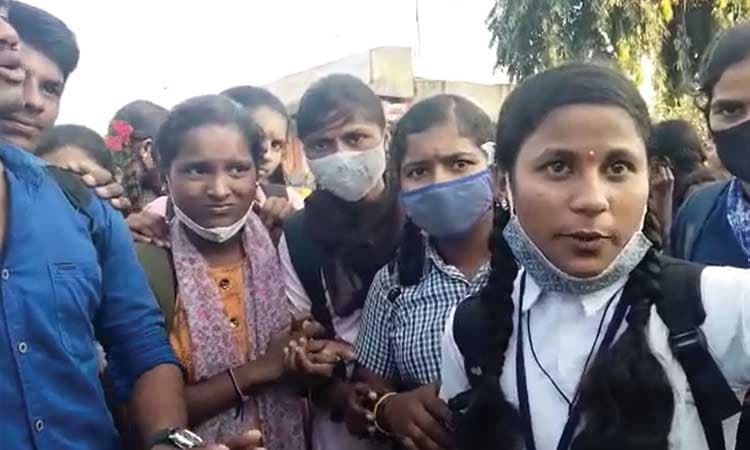 ಸಮಯಕ್ಕೆ ಸರಿಯಾಗಿ ಬಾರದ ಬಸ್ : ವಿದ್ಯಾರ್ಥಿಗಳಿಂದ ರಸ್ತೆ ತಡೆದು  ಪ್ರತಿಭಟನೆ   