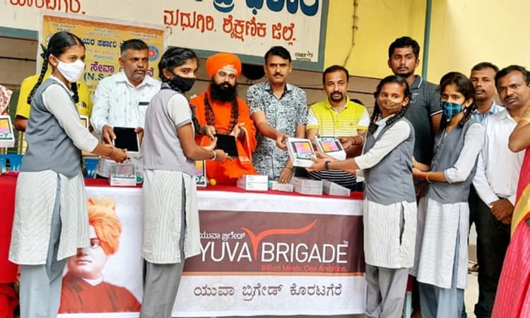 ಸರ್ಕಾರಿ ಶಾಲಾ ವಿದ್ಯಾರ್ಥಿನಿಯರಿಗೆ ಲ್ಯಾಪ್ ಟ್ಯಾಬ್‌ ವಿತರಣೆ