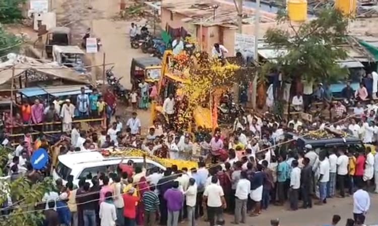 ಬಾದಾಮಿಯಲ್ಲಿ ಸಿದ್ದರಾಮಯ್ಯನವರಿಗೆ ಹೂ ಮಳೆಯ ಸ್ವಾಗತ