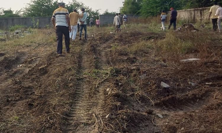 ಕೊಳಸಾ ಫೈಲ್‌ ಸ್ಮಶಾನ ಮುಳ್ಳುಕಂಠಿ ತೆರವು