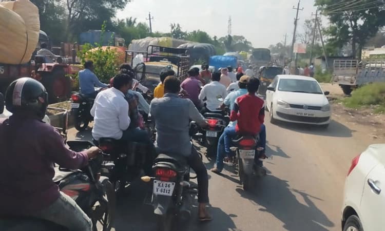 ಹತ್ತಿ ಸೀಸನ್ ಪ್ರಭಾವ: ರಾಯಚೂರು- ಹೈದರಾಬಾದ್ ಮುಖ್ಯರಸ್ತೆಯಲ್ಲಿ ಟ್ರಾಫಿಕ್ ಜಾಮ್