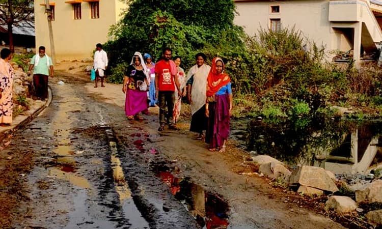 ರಸ್ತೆ ಮೇಲೆ ಚರಂಡಿ ನೀರು; ಬೇಸತ್ತ ಗ್ರಾಮಸ್ಥರು