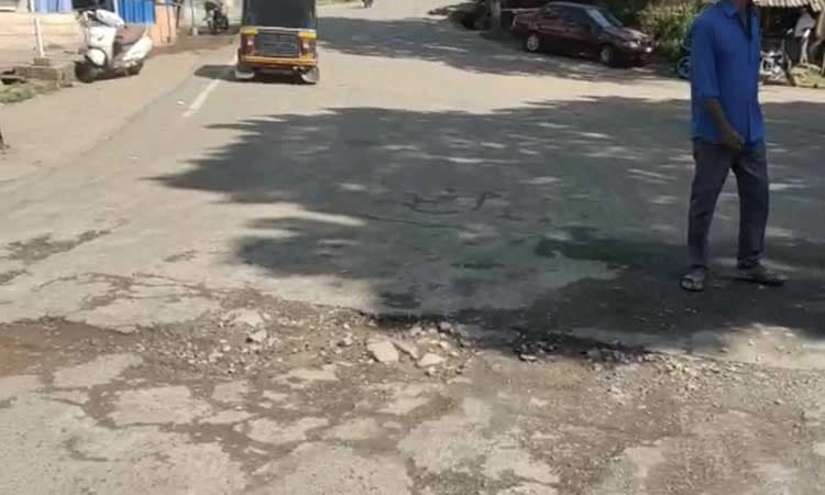 ಹಳೆದಾಂಡೇಲಿಯ ಮುಖ್ಯ ರಸ್ತೆ ದುರಸ್ತಿಗೆ ಆಗ್ರಹ