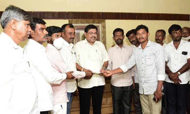 ಚುನಾವಣೆ ವೆಚ್ಚಕ್ಕೆ ಅಭ್ಯರ್ಥಿಗೆ ಹಣ ಕೊಟ್ಟ ಮತದಾರರು