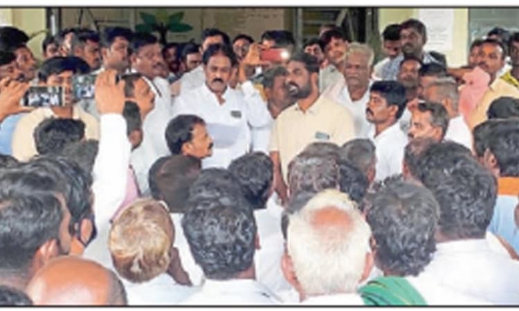 ಕಂದಾಯ ಇಲಾಖೆ ಸಿಬ್ಬಂದಿ ವರ್ತನೆಗೆ ಆಕ್ರೋಶ