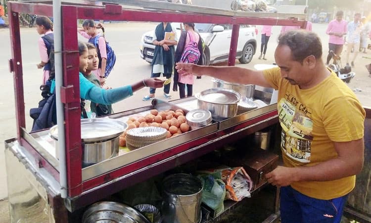 ಕಡಿಮೆ ದರದಲ್ಲಿ ವಿದ್ಯಾರ್ಥಿಗಳಿಗೆ ಉಪಾಹಾರ