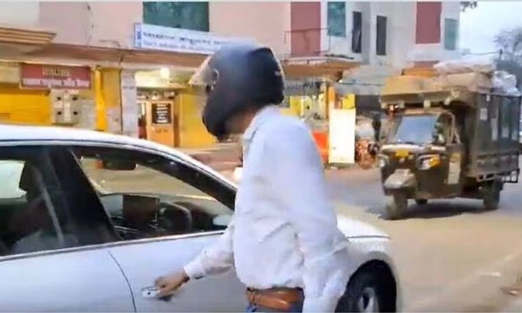 Traffic ದಂಡವನ್ನು ತಪ್ಪಿಸಲು ಹೆಲ್ಮೆಟ್‌ ಧರಿಸಿ ಕಾರು ಚಾಲನೆ!