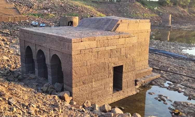 Rabkavi Banhatti: ಪ್ರಾಚೀನ ದೇವಸ್ಥಾನಕ್ಕೆ ಬೇಕಿದೆ ರಕ್ಷಣೆ