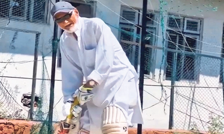 Haji Karam Din: 102ನೇ ವಯಸ್ಸಿನಲ್ಲೂ ಕ್ರಿಕೆಟ್‌ ಆಟ!