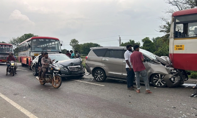 Hunasuru: ಸರಣಿ ಅಪಘಾತ; ಬೈಕ್ ಸವಾರ ಮೃತ್ಯು… ಎರಡು ಬಸ್, ಎರಡು ಕಾರು ಜಖಂ