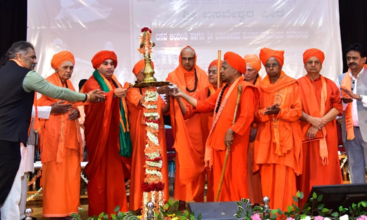 Dharwad: ಶರಣರ ತತ್ವ ಪ್ರಚಾರಕ್ಕೆ ವಚನ ವಿಶ್ವವಿದ್ಯಾಲಯ ಬೇಕು : ಬಾಲ್ಕಿ ಶ್ರೀ
