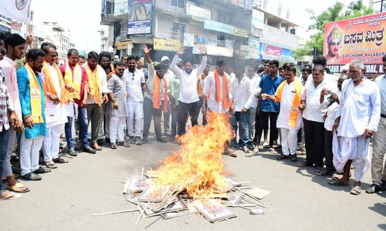 Kalburgi: ಕರೆಂಟ್ ಶಾಕ್ ಪ್ರಕರಣ;ಖಂಡಿಸಿ ಹಿಂದೂ ಜಾಗೃತಿ ಸೇನೆಯಿಂದ ಸರಕಾರದ ಪ್ರತಿಕೃತಿ ದಹನ