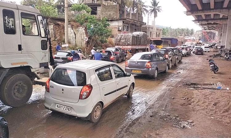Bantwal ಮಳೆಗೆ ಕಲ್ಲಡ್ಕ ಹೆದ್ದಾರಿ ಕೆಸರುಮಯ; ಟ್ರಾಫಿಕ್‌ ಜಾಮ್‌