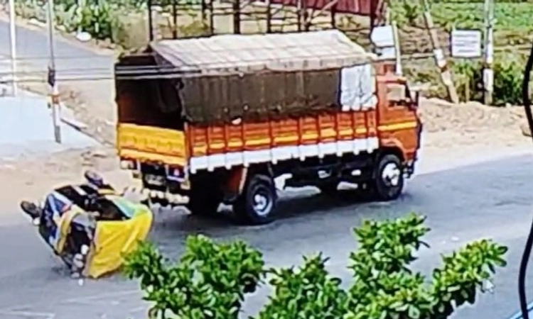 Shimoga: ಆಟೋಗೆ ಕ್ಯಾಂಟರ್ ಡಿಕ್ಕಿ, ವಿದ್ಯಾರ್ಥಿನಿ ಸಾವು; ಸಿಸಿಟಿವಿಯಲ್ಲಿ ದೃಶ್ಯ ಸೆರೆ