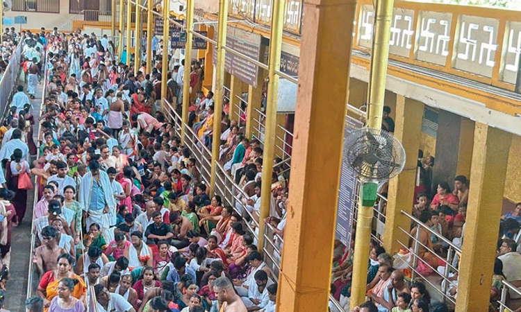 ಕರಾವಳಿಗೆ ಮುಂದುವರಿದ ಪ್ರವಾಸಿಗರ ಪ್ರವಾಹ; ದೇಗುಲ, ಬೀಚ್‌ಗಳಲ್ಲಿ ಜನಸಂದಣಿ