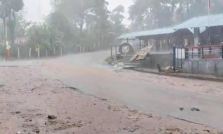 Chikkamagaluru: ಗುಡುಗು ಸಹಿತ ಭಾರೀ ಗಾಳಿ-ಮಳೆ