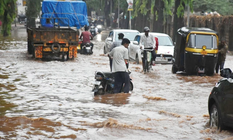 Rain ರಾಜ್ಯದ ದಕ್ಷಿಣ-ಉತ್ತರ ಭಾಗದಲ್ಲಿ ತಂಪೆರೆದ ಮಳೆ; ಜನಜೀವನ ಅಸ್ತವ್ಯಸ್ತ