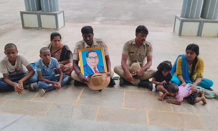 Chikkaballapur: ಎಸ್ಪಿ ಕಚೇರಿ ಮುಂದೆ ನ್ಯಾಯಕ್ಕಾಗಿ ಧರಣಿ ಕೂತ ಪೇದೆಗಳು