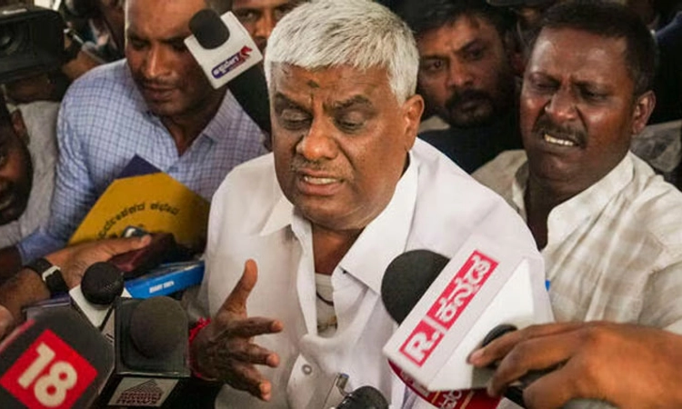 ಕೋರ್ಟ್‌ ಆವರಣದಲ್ಲೇ ಕಣ್ಣೀರಿಟ್ಟ ಎಚ್‌.ಡಿ. ರೇವಣ್ಣ