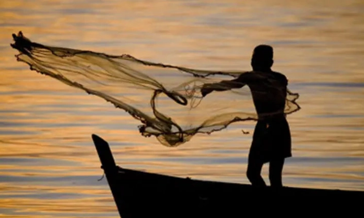 Fishing ಕಾಲಿಗೆ ಮೀನಿನ ಬಲೆ ಸಿಲುಕಿ ಸಮುದ್ರಕ್ಕೆ ಬಿದ್ದ ಮೀನುಗಾರ; ಆಸ್ಪತ್ರೆಗೆ ದಾಖಲು