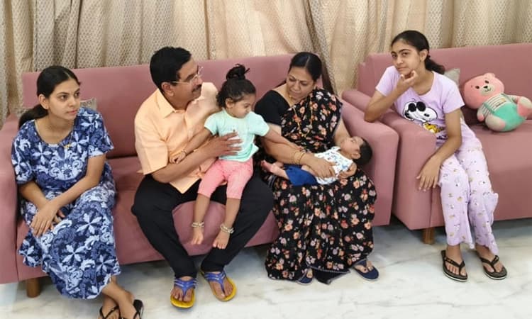 Relaxed mood; ಮೊಮ್ಮಗಳೊಂದಿಗೆ ಆಟವಾಡಿದ ಕೇಂದ್ರ ಸಚಿವ‌ ಪ್ರಹ್ಲಾದ ಜೋಶಿ