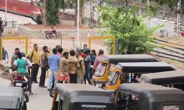 Mangaluru:ರೈಲ್ವೆ ಸ್ಟೇಷನ್ ನಲ್ಲಿ ರಿಕ್ಷಾ ಚಾಲಕರು ಮತ್ತು ಪ್ರಯಾಣಿಕರ ಹೊಡೆದಾಟ
