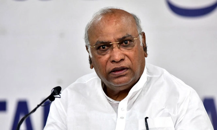 Loksabha election; ಆಯೋಗದ ಮತದಾನ ಮಾಹಿತಿಯಲ್ಲಿ ಲೋಪವಿದೆ, ಧ್ವನಿಯೆತ್ತಿ: ಖರ್ಗೆ ಪತ್ರ