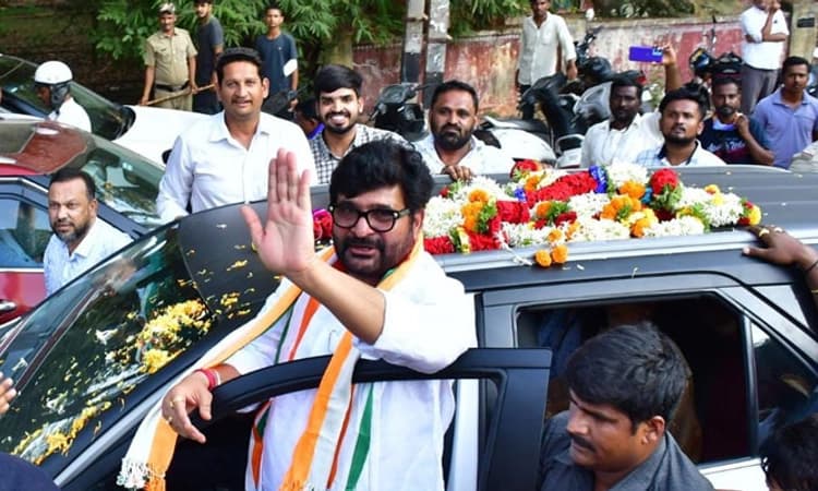 Dharwad; ಮತದಾನಕ್ಕಾಗಿ ತವರಿಗೆ ಮರಳಿದ ವಿನಯ್ ಕುಲಕರ್ಣಿ; ಸಪ್ತಾಪೂರದಲ್ಲಿ ಕಿಕ್ಕಿರಿದ ಜನರು