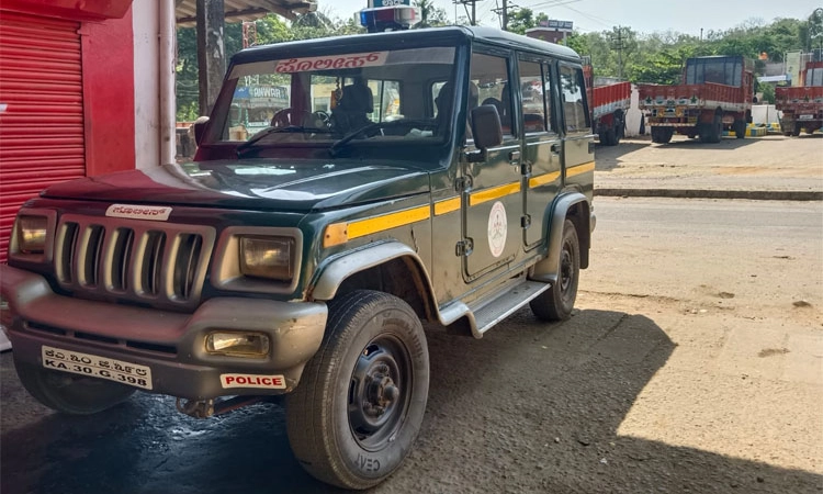 Dandeli ಮತದಾನದ ದಿನವೇ ಗ್ಯಾರೇಜ್ ಸೇರಿದ ಪಿಎಸ್ಐ ವಾಹನ